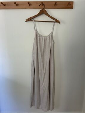 Aritzia Wellbeing Linen Dress
Relaxed scoop-back maxi linen dress